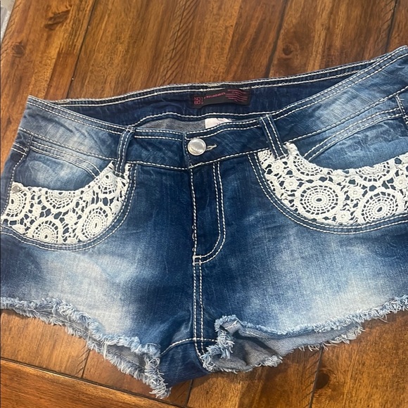 No Boundaries blue denim jeans shorts embroidered cut off  size 17 (35 waist) - Picture 1 of 12